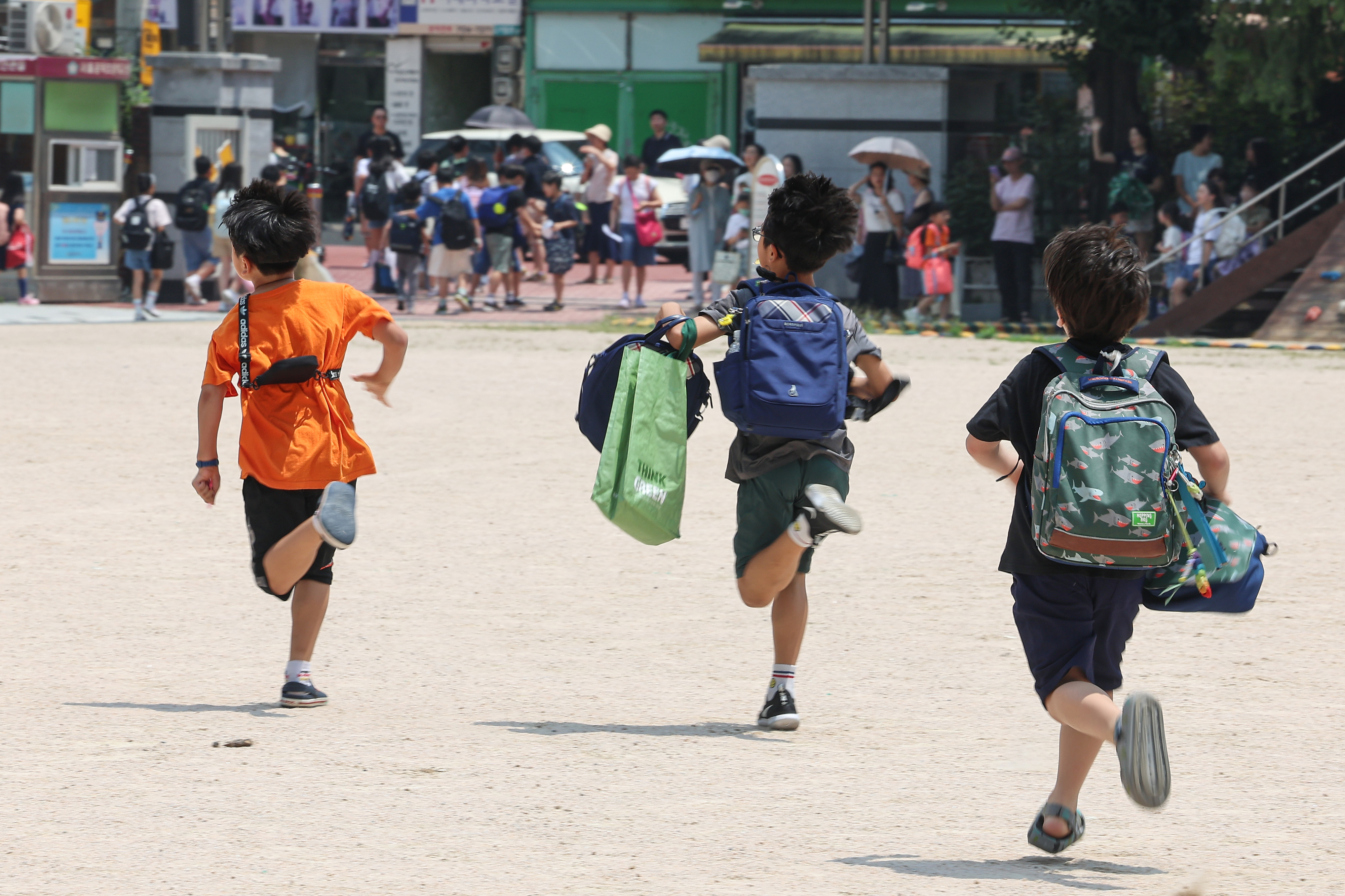 위 기사와 관련없는 이미지 자료 사진. 학교 밖으로 달려나가는 초등학생들. 연합뉴스