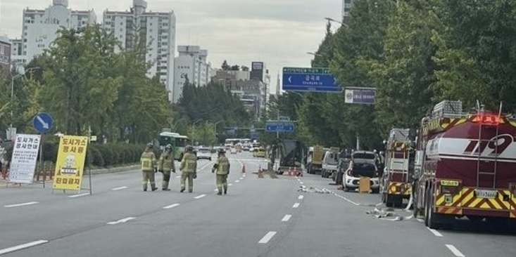 25일 오후 1시8분쯤 경기 성남 분당구 정자동 미금역 방향 성남대로에서 도시가스가 누출되는 사고가 발생해 차량이 통제되는 등   혼란을 빚었다. 사진은 정자동 가스누출 현장.  성남시 제공