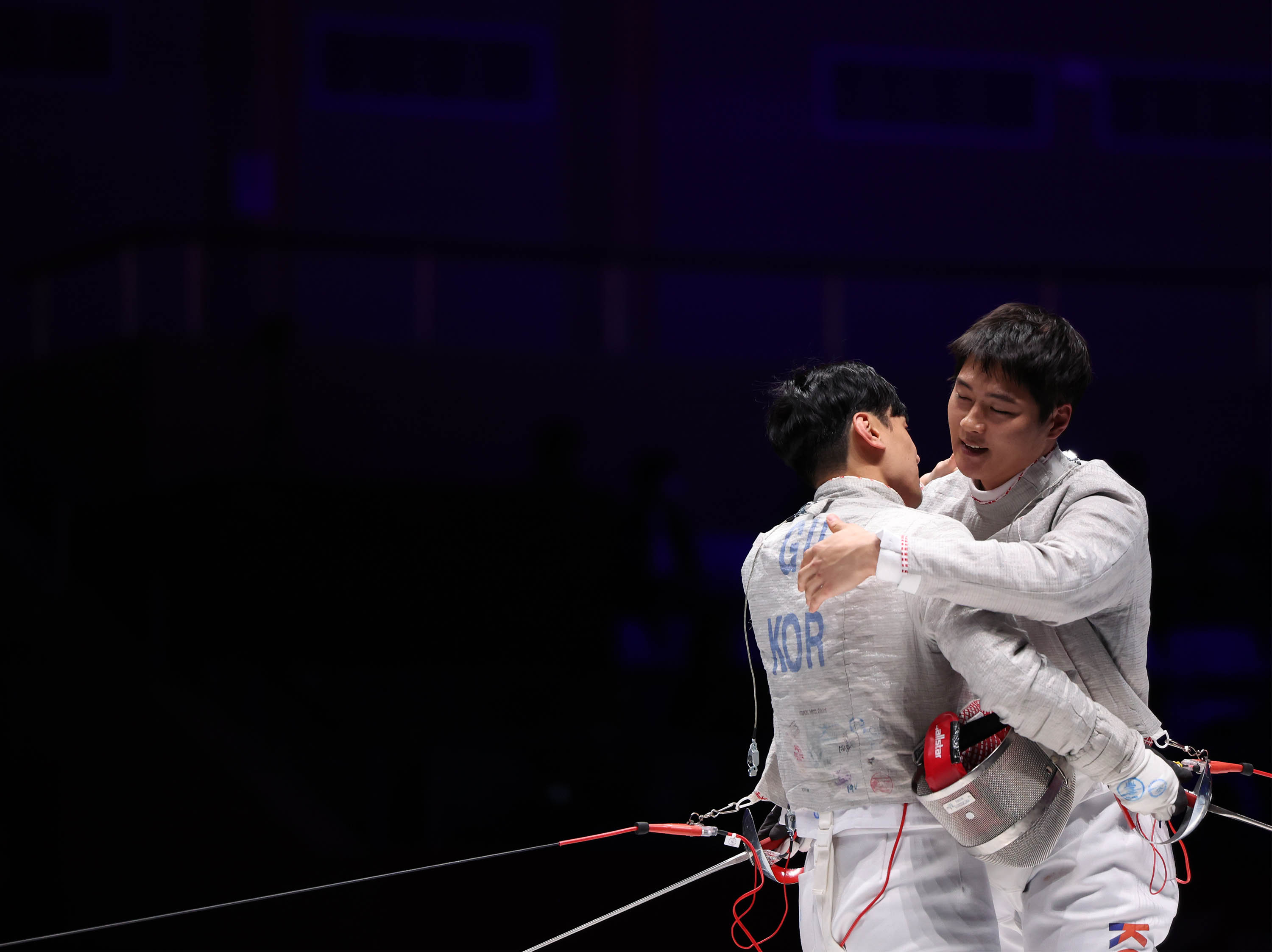 25일 중국 항저우 전자대에서 열린 2022 항저우아시안게임 펜싱 남자 사브르 개인전 결승에서 우승을 차지한 오상욱(오른쪽)과 구본길이 포옹하며 인사를 나누고 있다. 항저우 연합뉴스