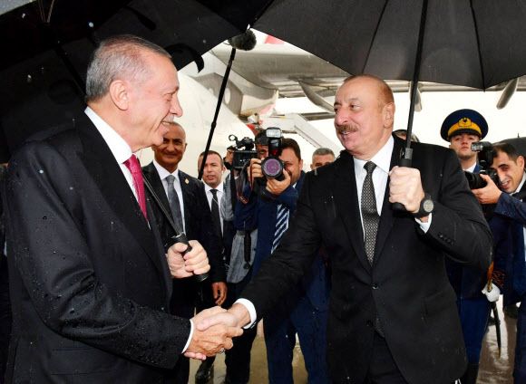 일함 알리예프 아제르바이잔 대통령이 25일(현지시간) 나히체반 공항에 도착하는 레제프 타이이프 에르도안 튀르키예 대통령을 환영하고 있다. 아제르바이잔 대통령실 제공 로이터 연합뉴스