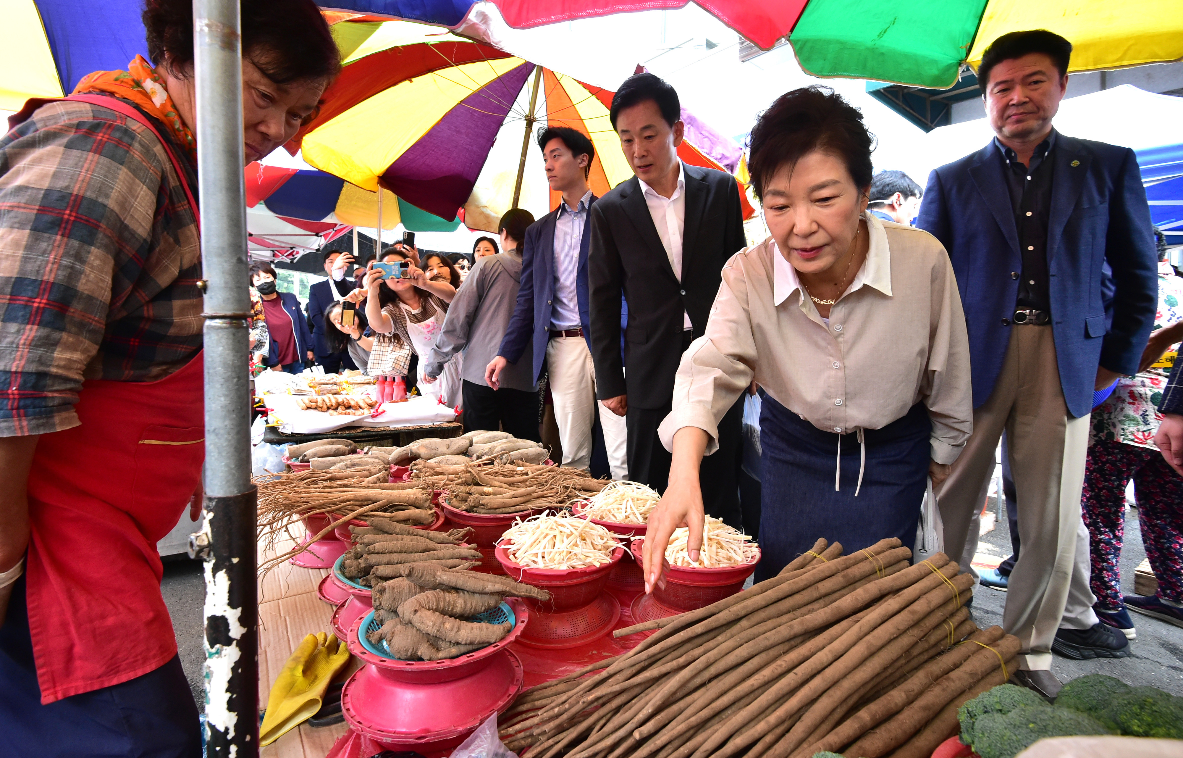 추석 맞아 현풍시장에서 장보는 박근혜 전 대통령