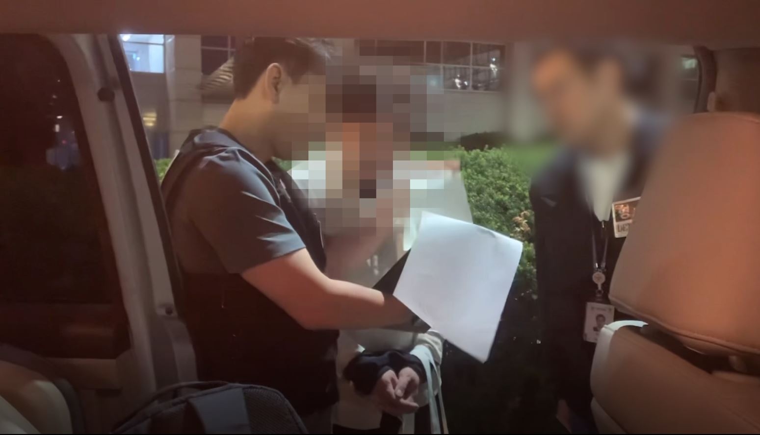 경찰이 중고거래 사이트에서 수년간 판매 사기를 친 피의자에 대해 체포영장을 집행하고 있다. 경기남부경찰청 제공