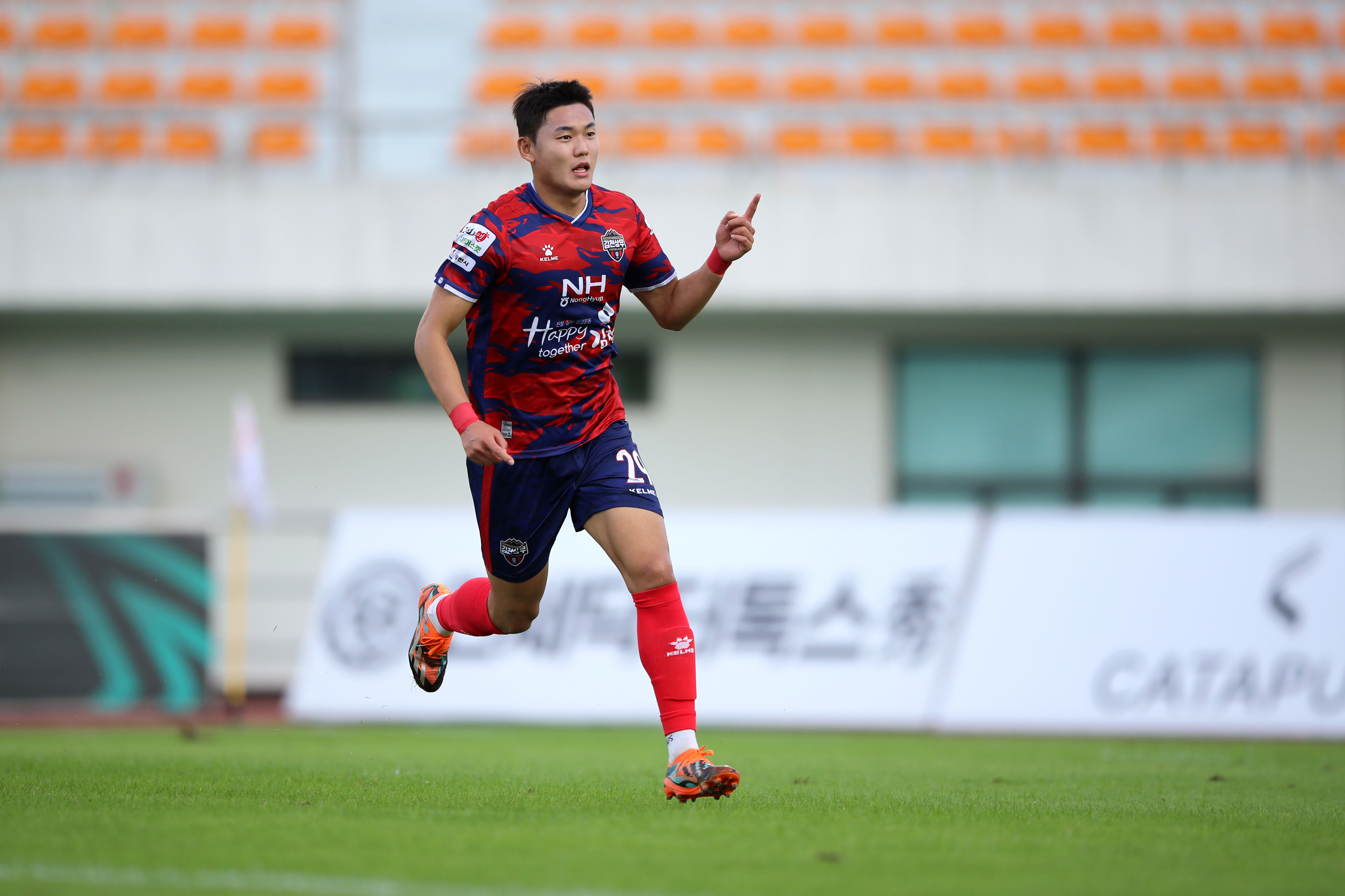 FC안양과 경기에서 해트트릭을 기록한 김천상무 정치인이 K리그2 33라운드 MVP에 선정됐다. 한국프로축구연맹 제공