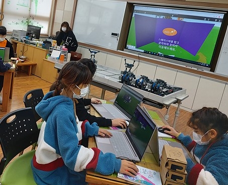 아산초등학교 학생들이 ‘코딩 교육’을 받고 있다.
