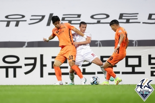 제주 유나티이드와 광주FC의 경기 장면. 오는 10월 1일 32라운드에서 제주가 광주를 홈으로 불어들려 올 시즌 세 번째 맞대결을 펼친다. 한국프로축구연맹 제공