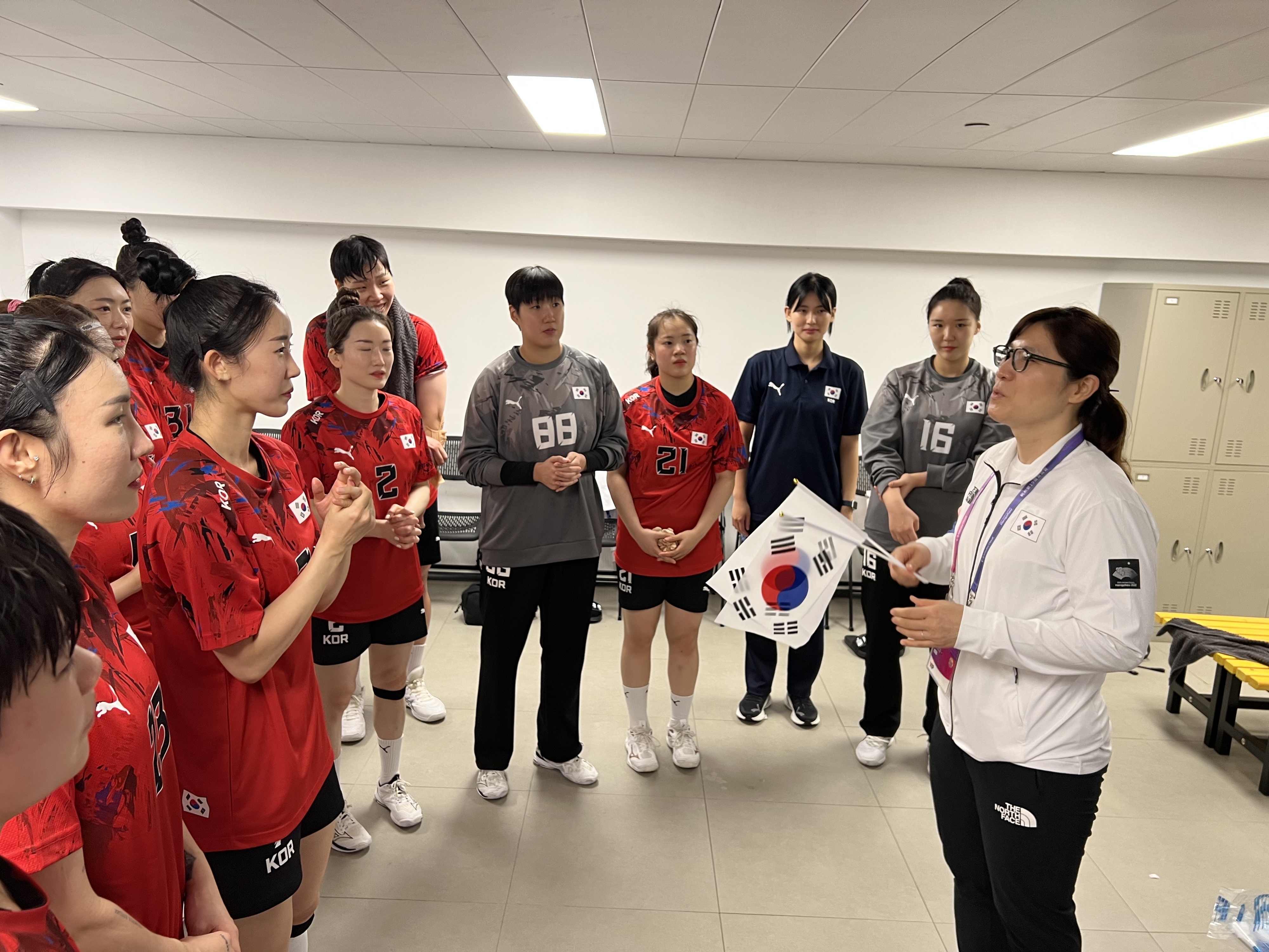 장미란 문화체육관광부 차관이 25일 중국 항저우 저장사범대 샤오산체육관에서 열린 조별리그 1차전에서 우즈베키스탄을 꺾은 여자 핸드볼 대표팀을 축하하고 있다. 문화체육관광부 제공