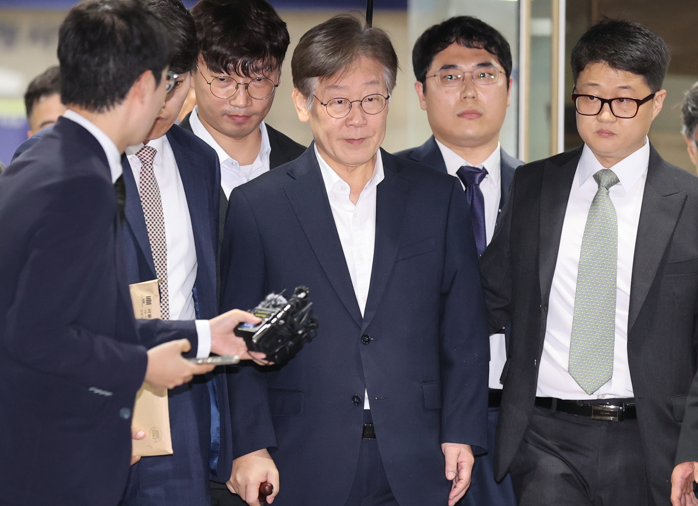 더불어민주당 이재명(가운데) 대표가 26일 오후 서울중앙지법에서 열린 구속 전 피의자 심문(영장심사)을 마친 뒤 법원을 나서고 있다.