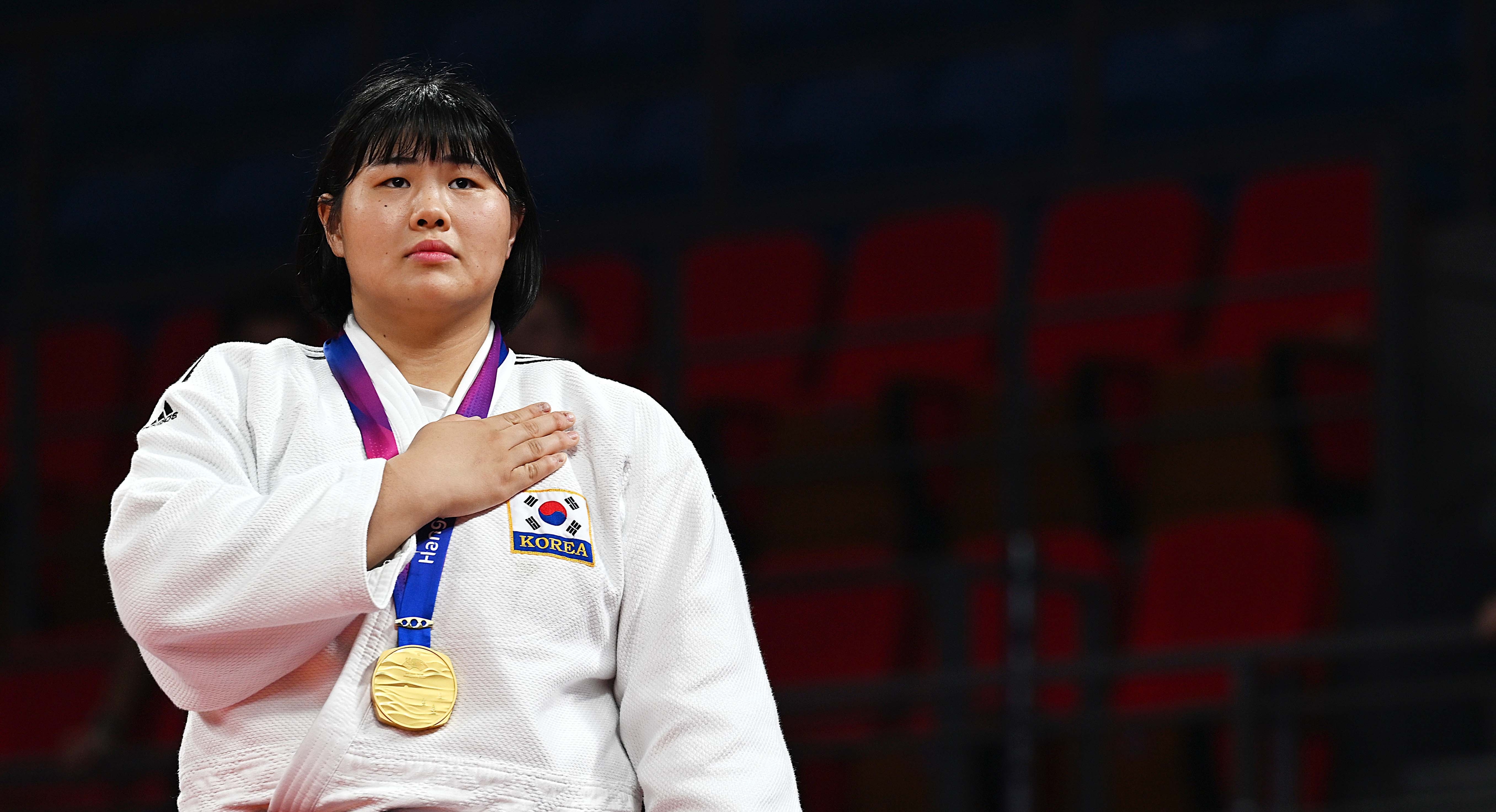 26일 중국 항저우 샤오산 린푸 체육관에서 열린 항저우 아시안게임 유도 메달 시상식에서 여자 78㎏ 이상급 금메달을 획득한 김하윤이 국기에 대한 경례를 하고 있다. 2023.9.26 항저우 오장환 기자