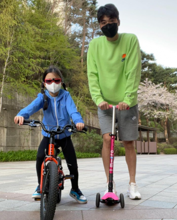 축구선수 기성용과 그의 딸. 기성용 인스타그램