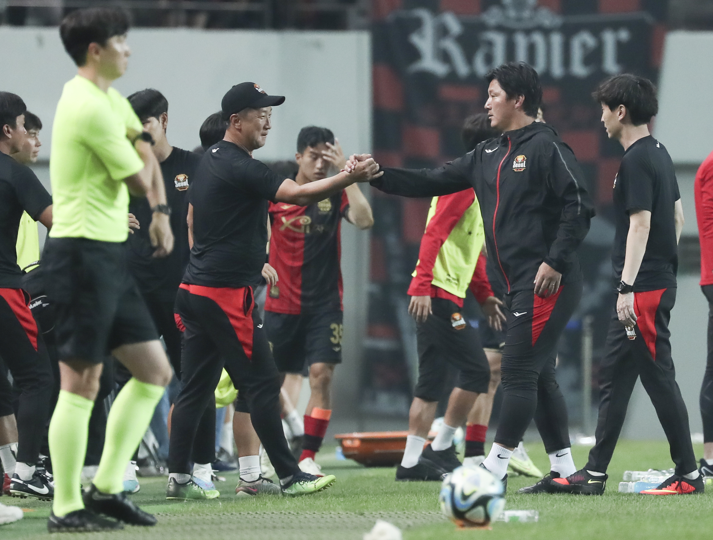 ‘극적인 동점골’로 기쁨 나누는 김진규 감독대행  지난달 27일 서울 마포구 상암월드컵경기장에서 열린 프로축구 K리그1 2023 28라운드 울산현대와 FC서울의 경기, 후반전 FC서울 윌리안이 동점골을 넣자 김진규 감독 대행이 코칭스테프들과 기쁨을 나누고 있다. 2023.08.27. 뉴시스