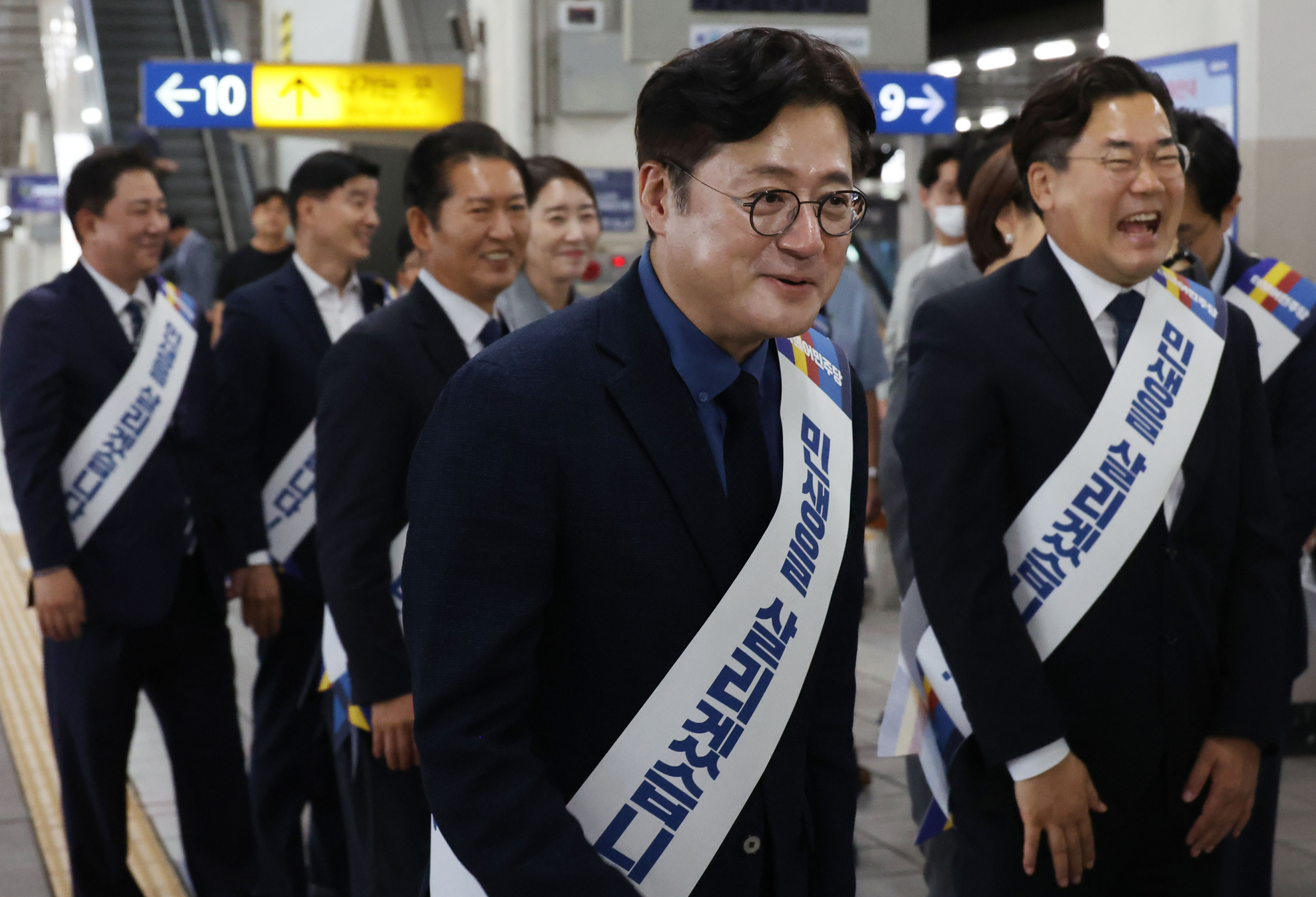 더불어민주당 홍익표 원내대표와 지도부가 27일 용산역 KTX 승강장에서 귀성길 시민들에게 인사를 하고 있다. 연합뉴스