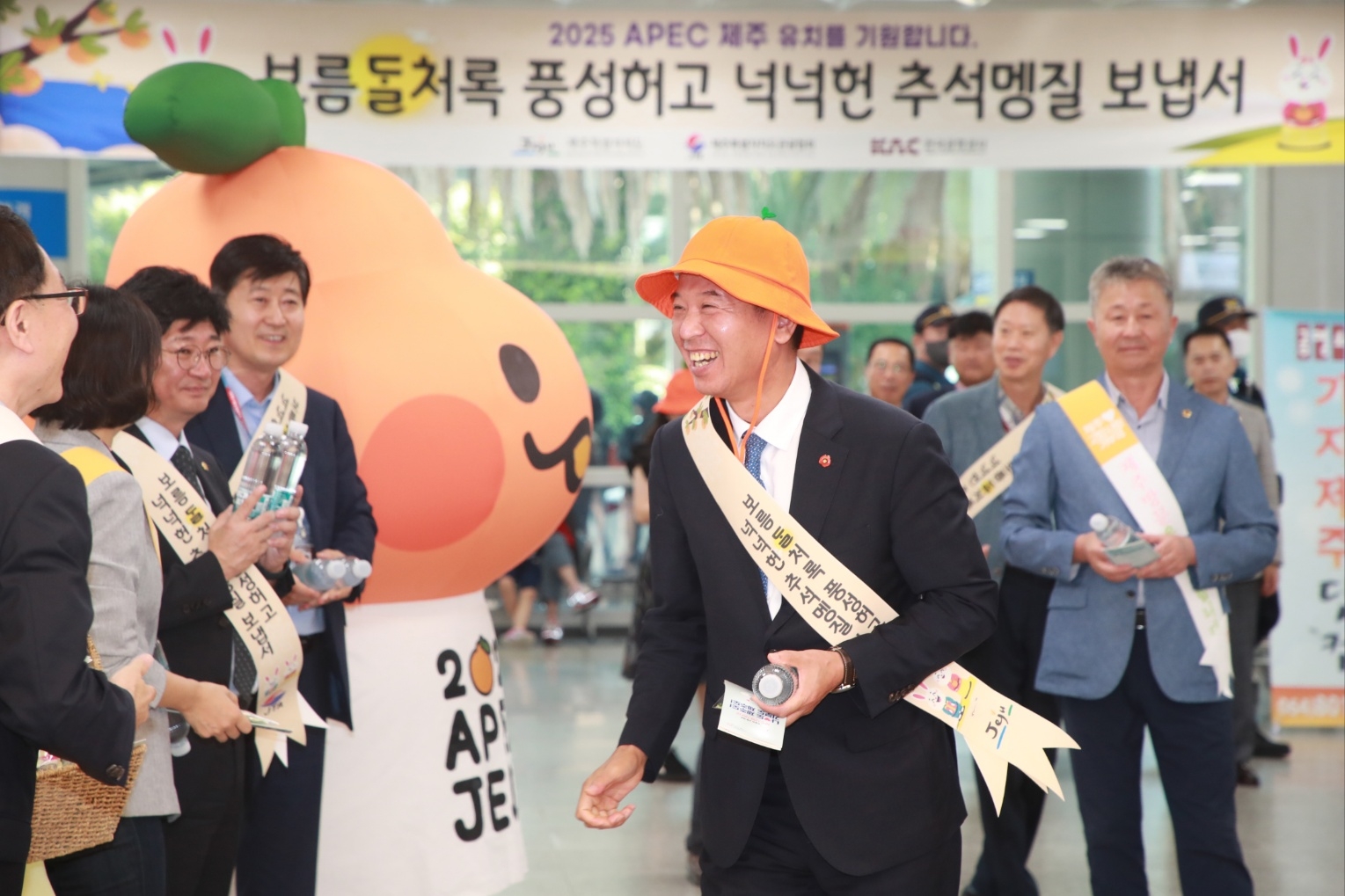 제주도와 제주도의회 의원 등이 27일 제주공항 1층 도착장에서 고향사랑기부제와 함께 2025 APEC유치를 위한 홍보를 하고 있다. 제주도의회 제공