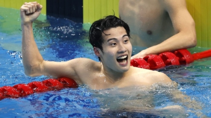 황선우가 27일 중국 항저우 올림픽 스포츠센터 수영장에서 열린 2022 항저우 아시안게임 남자 자유형 200m 결선 경기에서 금메달을 확정 지은 뒤 기뻐하고 있다. 뉴시스