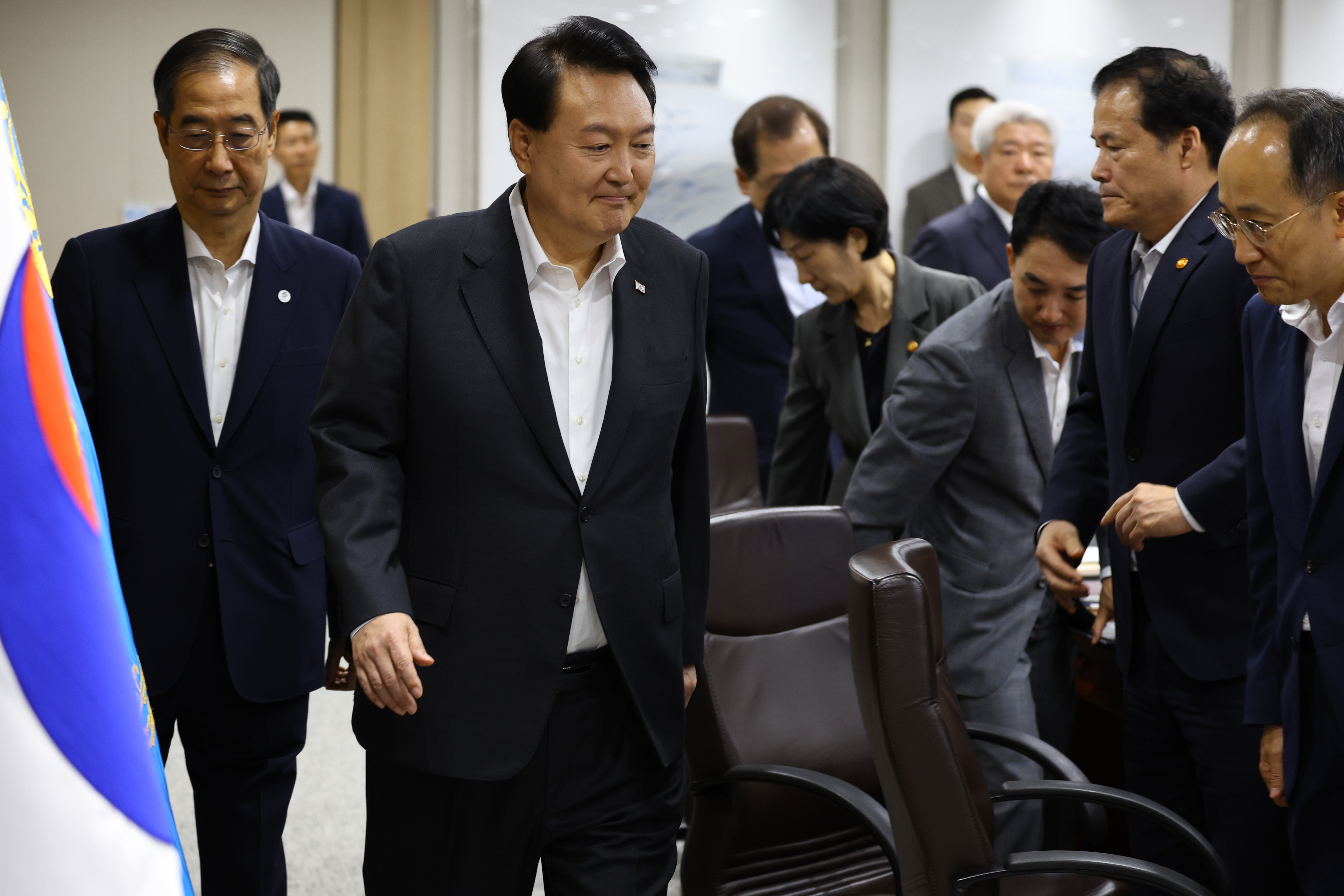 윤석열 대통령이 29일 오전 서울 용산 대통령실에서 열린 국무회의에 입장하고 있다. 박지환 기자