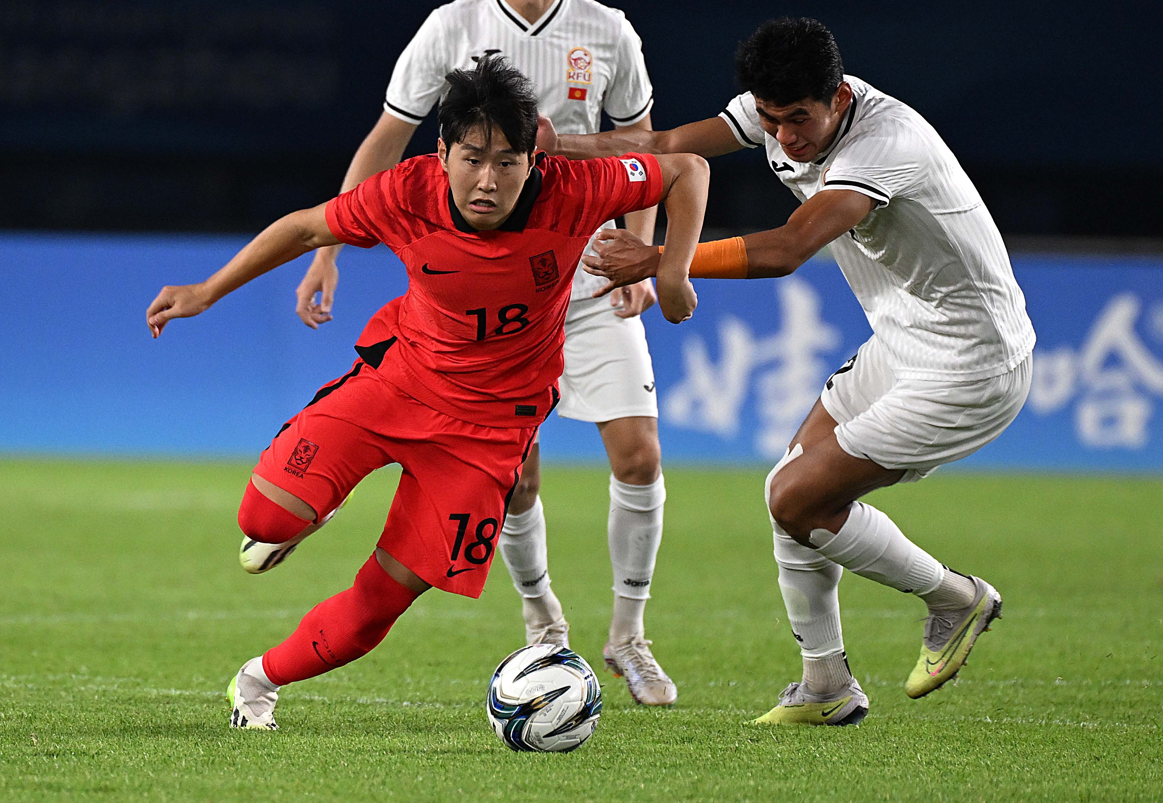 27일 중국 저장성 진화시 스포츠센터 스타디움에서 열린 2022 항저우 아시안게임 남자 축구 16강전 대한민국과 키르기스스탄의 경기에서 이강인이 돌파를 하고 있다. 2023.9.27 진화 오장환 기자