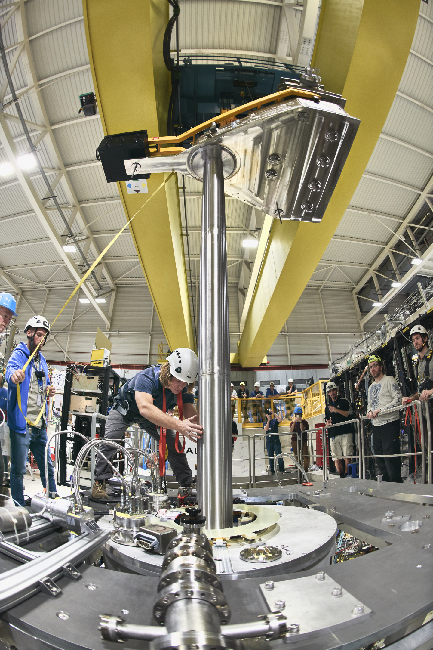 10개국 과학자로 구성된 국제 공동연구팀이 반물질도 일반 물질과 똑같이 중력의 영향을 받는다는 사실을 밝혀냈다. 반물질의 중력 영향을 실험하기 위한 장치 ‘ALPHA-g’의 모습. 유럽입자물리연구소(CERN) 제공
