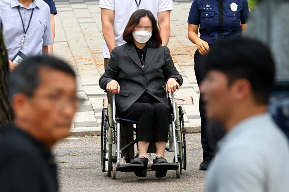 자녀 입시 비리 등으로 징역형을 받아 복역 중이던 정경심 전 동양대학교 교수가 27일 오전 가석방으로 풀려나 휠체어를 타고 경기 의왕 서울구치소를 나서고 있다. 2023.9.27 연합뉴스