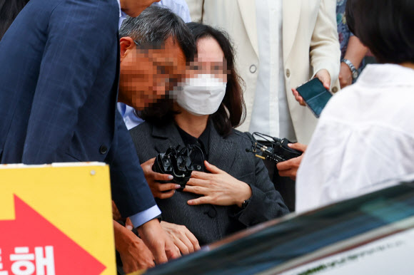 자녀 입시 비리 등으로 징역형을 받아 복역 중이던 정경심 전 동양대학교 교수가 27일 오전 경기 의왕 서울구치소에서 가석방으로 풀려나고 있다. 2023.9.27 연합뉴스