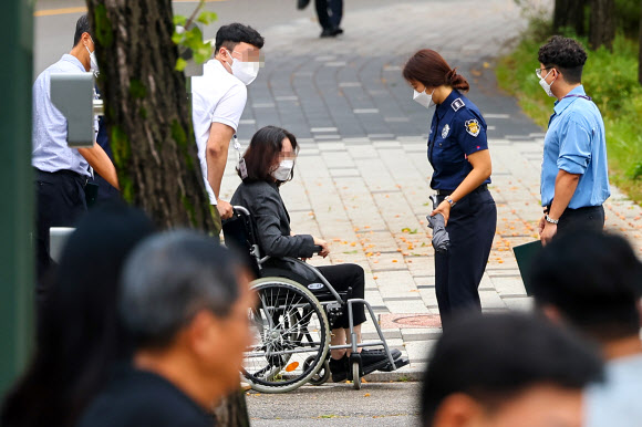 자녀 입시 비리 등으로 징역형을 받아 복역 중이던 정경심 전 동양대학교 교수가 27일 오전 가석방으로 풀려나 경기 의왕 서울구치소를 나서고 있다. 2023.9.27 연합뉴스