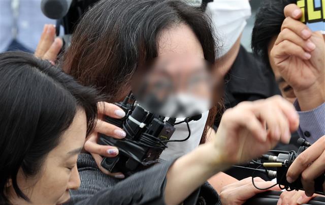 자녀 입시비리로 징역형을 확정 받고 복역 중인 정경심 전 동양대 교수가 27일 오전 경기 의왕 서울구치소에서 가석방으로 출소해 지지자들을 향해 인사하고 있다. 정 전 교수는 딸 조민(32)씨의 동양대 표창장을 위조하고 조씨의 입시에 부정한 영향력을 행사한 혐의(업무방해 등) 등으로 기소돼 지난해 1월 대법원에서 징역 4년 형을 확정받았다. 지난 2월에는 아들 조원씨 관련 입시비리 혐의로 1심에서 징역 1년을 선고받은 뒤 항소해 현재 2심 재판이 진행 중이다. 2023.9.27. 뉴스1