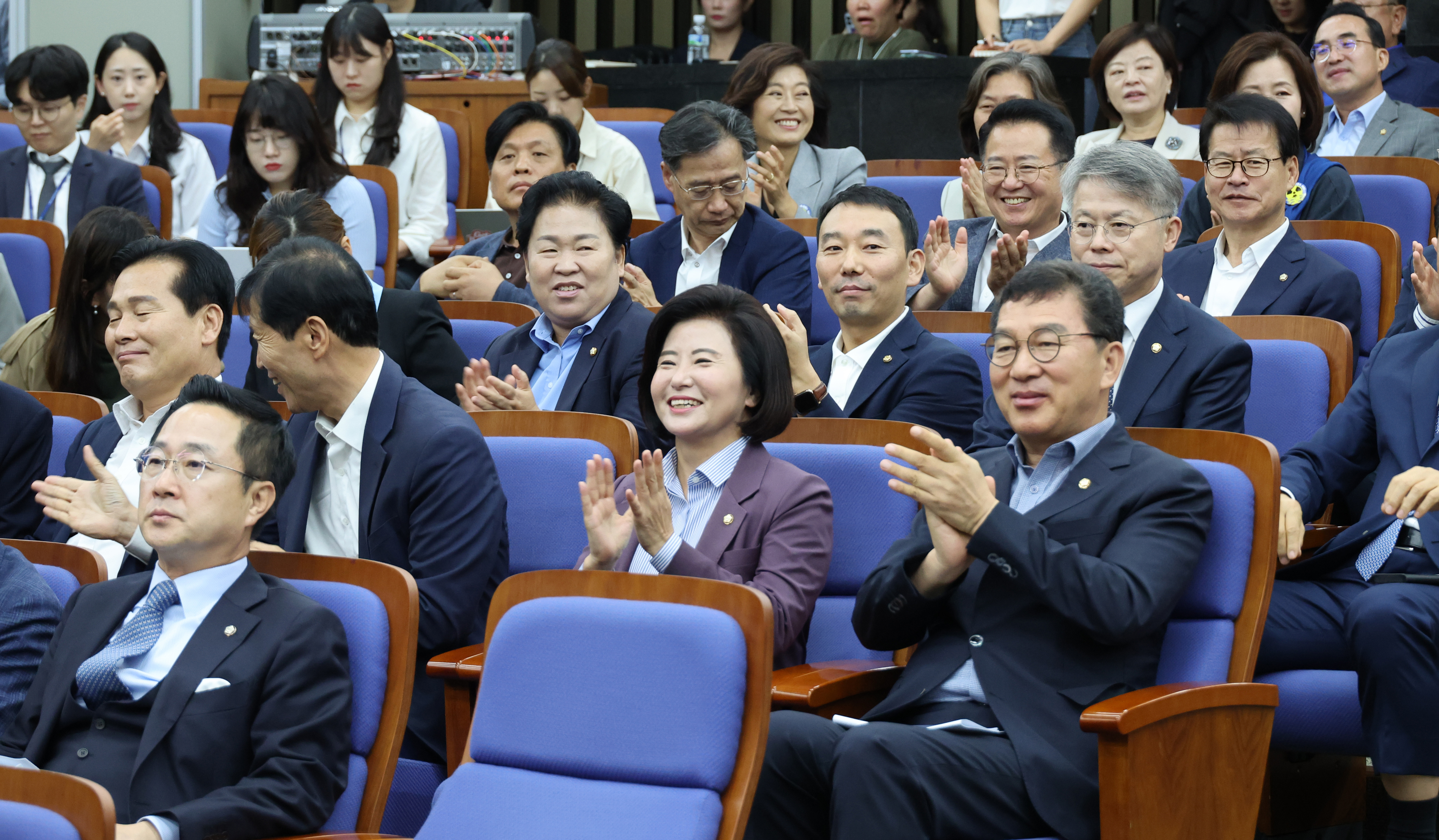 박수로 시작하는 민주당