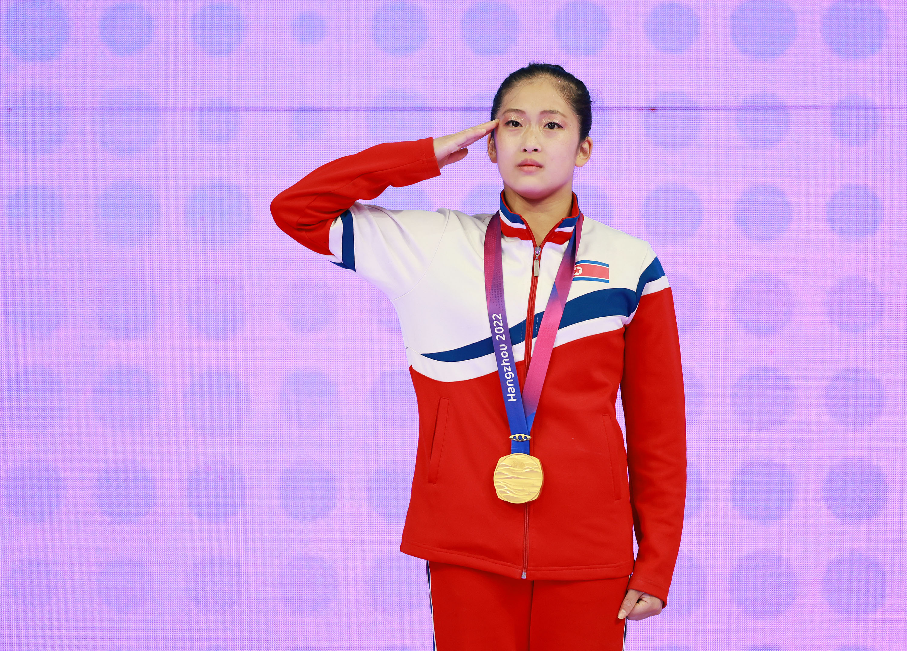 여자 기계체조 도마 결선에서 금메달을 차지한 북한 안창옥이 시상대에 올라 거수경례를 하고 있다.