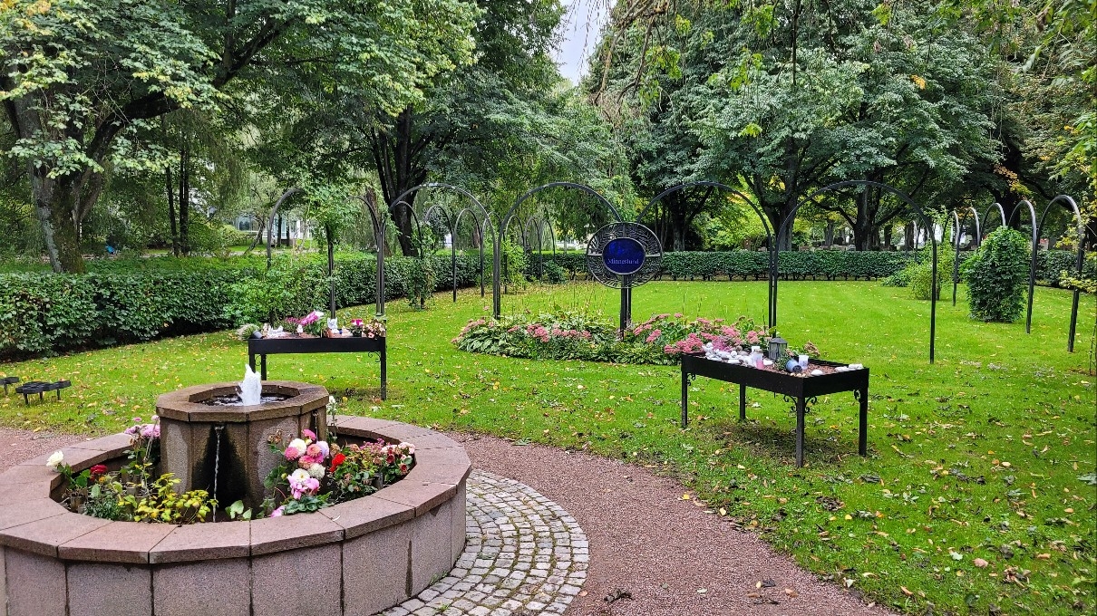 스웨덴 예테보리 스탐펜 공동묘지 내에 있는 민네스룬드. 유해가 흩뿌려지는 잔디 앞쪽으로 꽃이나 돌 등 추모 물품을 놓을 수 있는 공간과 분수가 보인다. 예테보리 이주원 기자