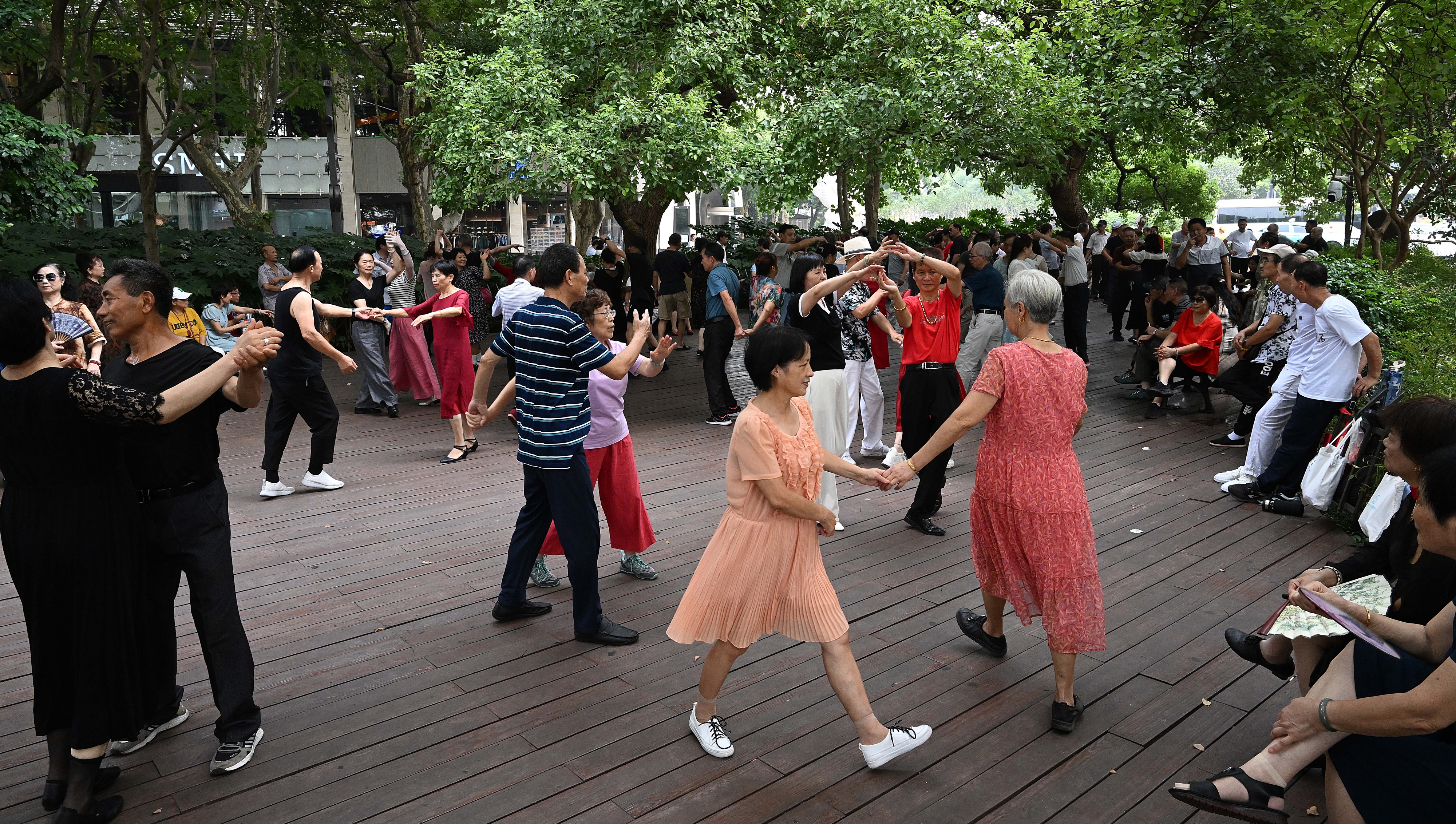 28일 중국 저장성 항저우시 시가구역 서쪽에 위치한 서호에서 항저우 시민들이 춤을 추고 있다. 서호는 옛 중국 미인인 서기의 이름을 따서 지어진 초대형 인공호수다. 2023.9.28 항저우 오장환 기자