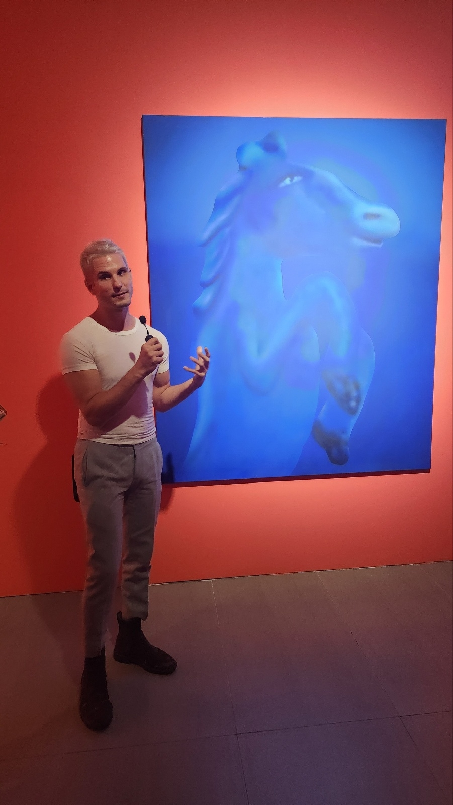 오스틴 리 작가가 샤갈의 그림을 떠올리게 하는 ‘푸른 말’(Blue Horse)에 대해 설명하고 있다. 정서린 기자