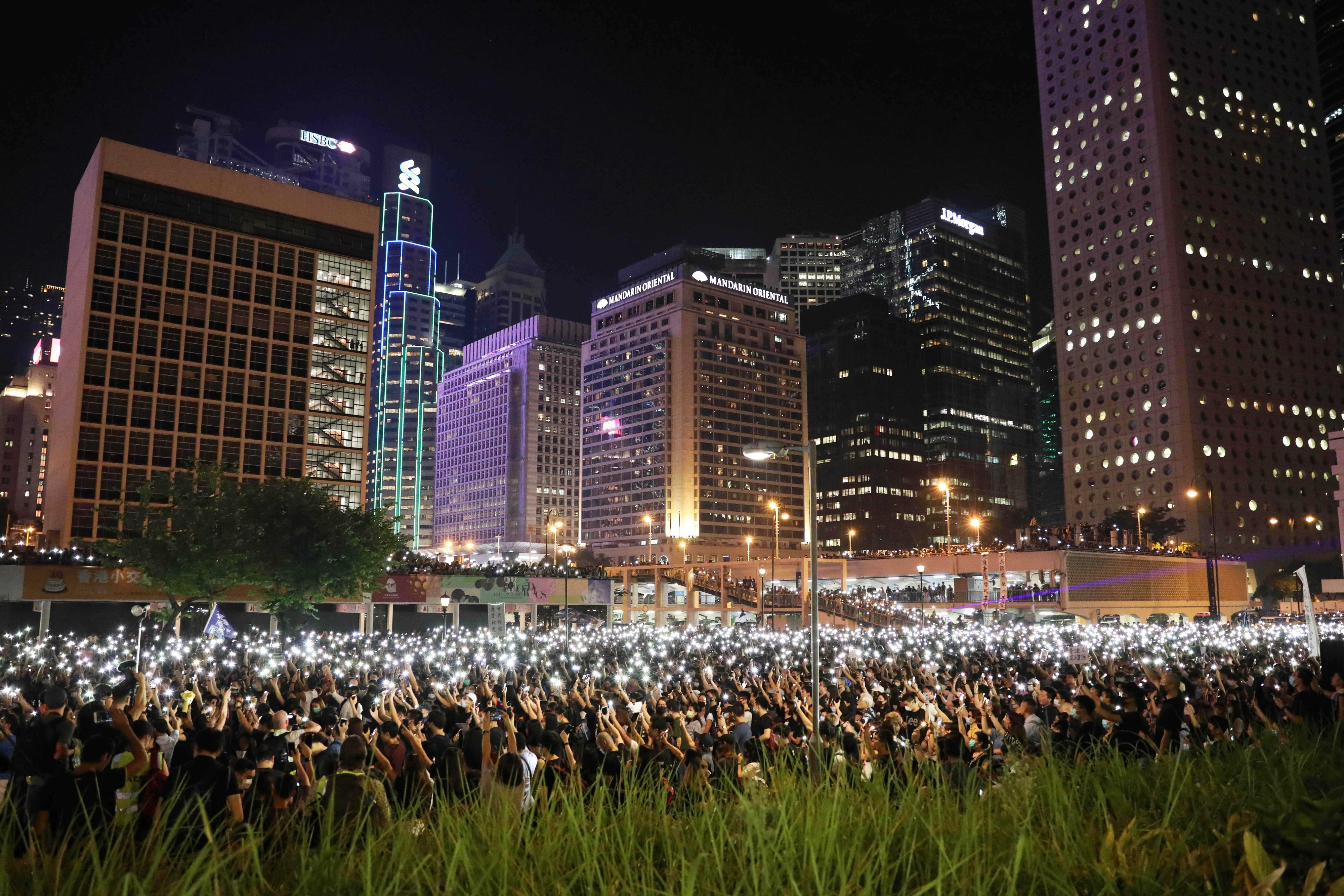 ‘우산 혁명’ 5주년 하루전인 2019년 9월 27일(현지시간) 홍콩 시민들이 에든버러 광장에서 스마트폰 불빛을 활용해 평화시위를 하고 있다. 2019.9.27 홍콩 홍윤기 기자
