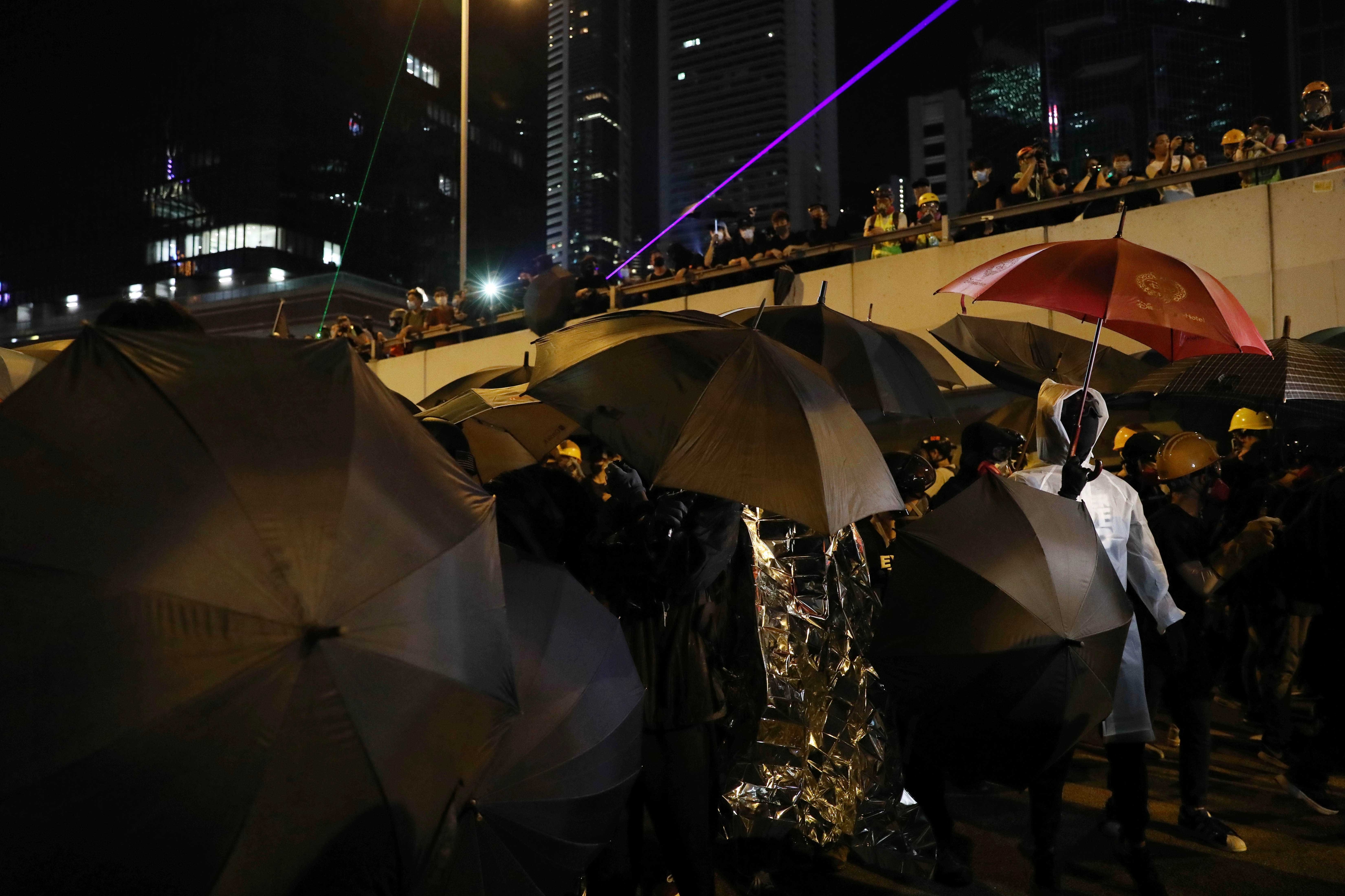 ‘우산 혁명’ 5주년인 2019년 9월 28일(현지시간) 홍콩 시위대가 정부청사 인근 도로에서 우산을 쓴 채 경찰과 대치하고 있다. 2019.9.28 홍콩 홍윤기 기자