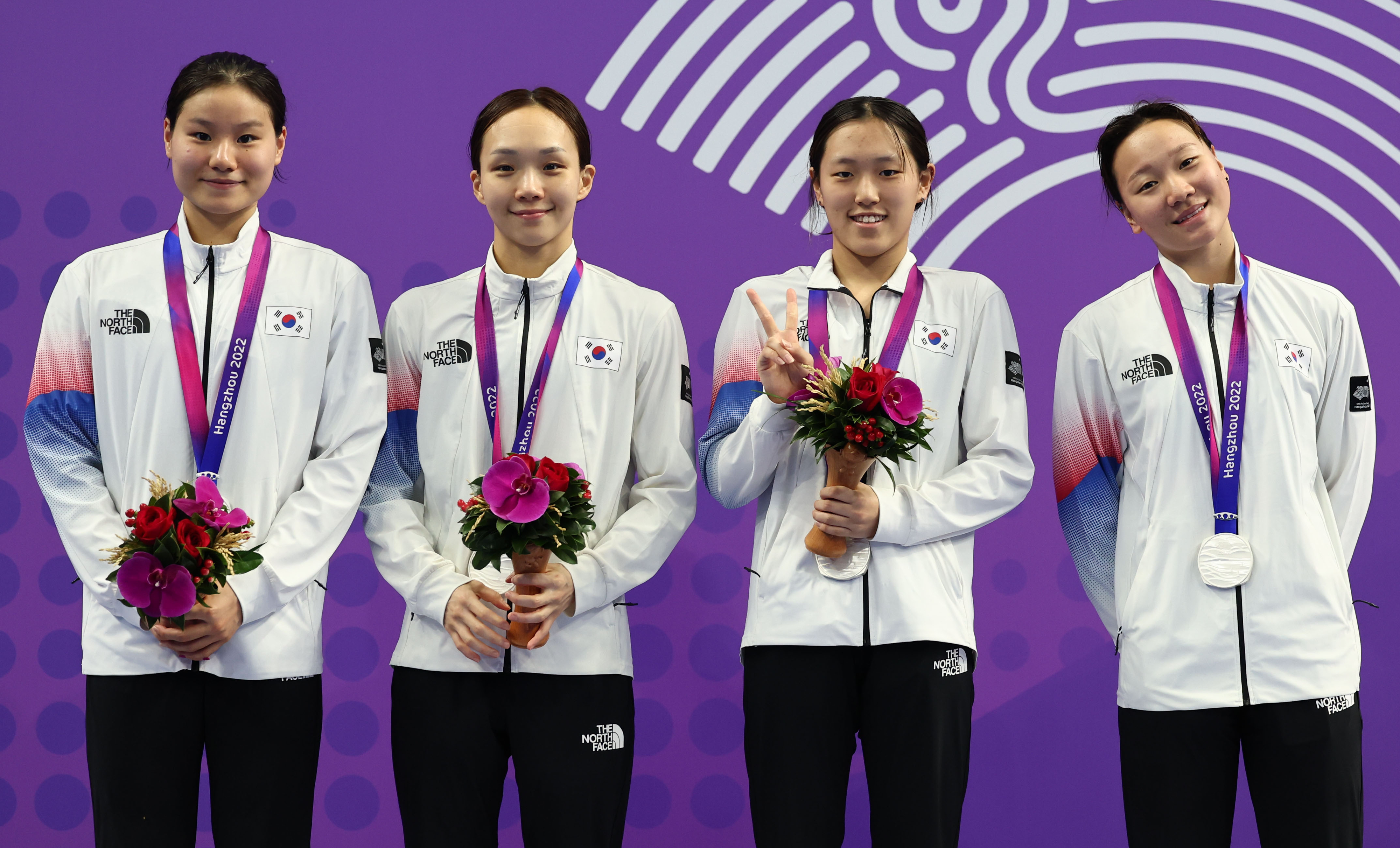 수영 여자 혼계영 400m에서 은메달을 획득한 이은지, 고하루, 김서영, 허연경이 시상식에서 기념 촬영을 하고 있다.