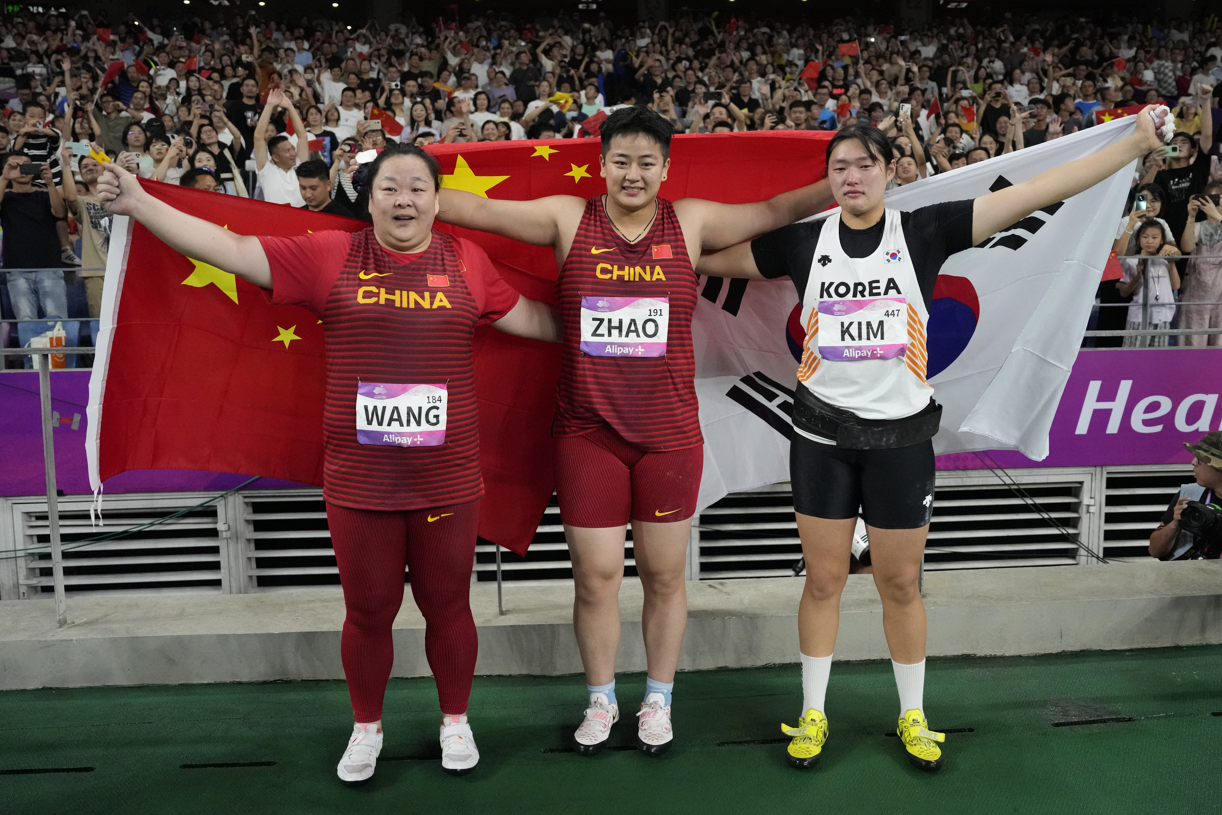 대회 금메달을 딴 올림픽 은메달리스트 왕정(가운데), 자오제(왼쪽. 이상 중국)과 함께 메달리스트 세레머니를 하고 있는 김태희.