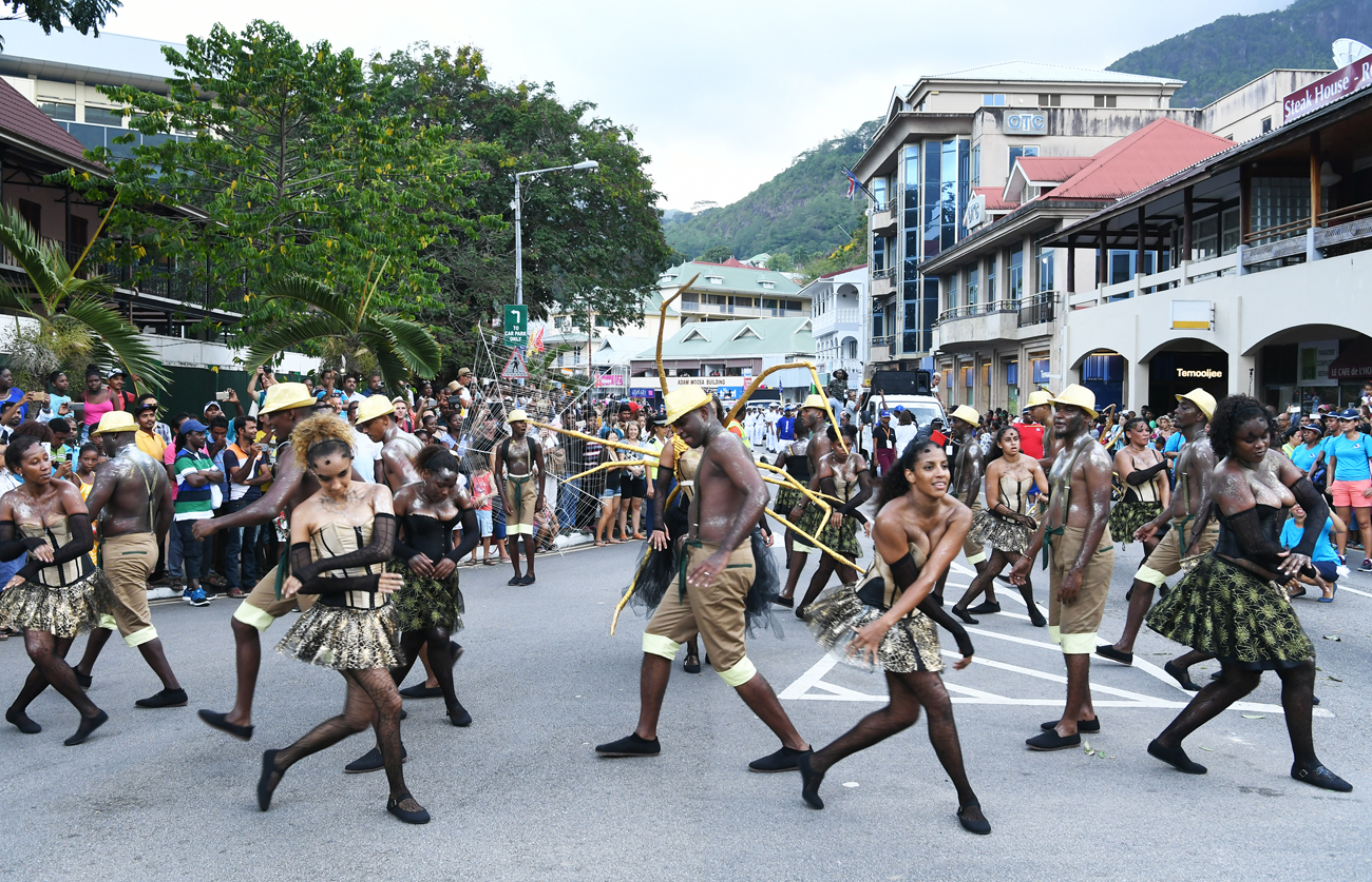 세이셸 수도 빅토리아에서 크레올들의 퍼레이드가 펼쳐지고 있다.
