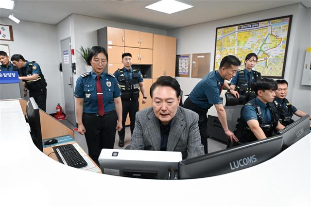 경찰 격려하는 윤 대통령