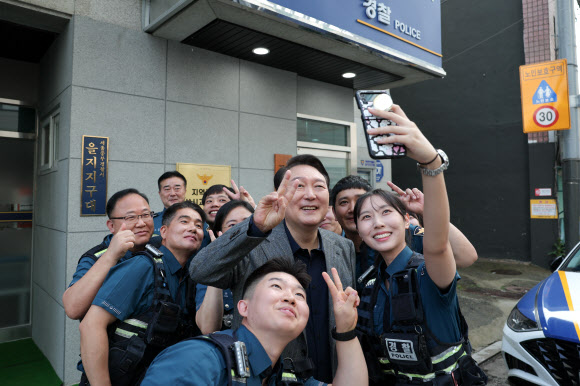 을지지구대 찾아 경찰관들과 기념사진 찍는 윤석열 대통령