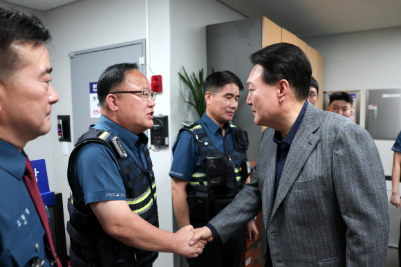 을지지구대 찾아 경찰관 격려하는 윤석열 대통령