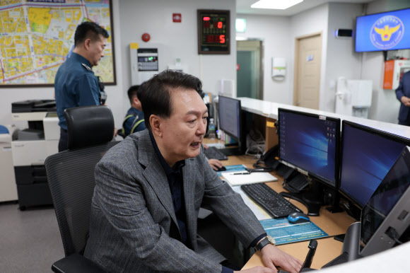 명절에도 쉬지 못하는 경찰관 격려하는 윤석열 대통령