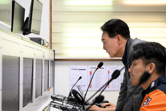 중부소방서 상황실 관제시스템 살펴보는 윤석열 대통령