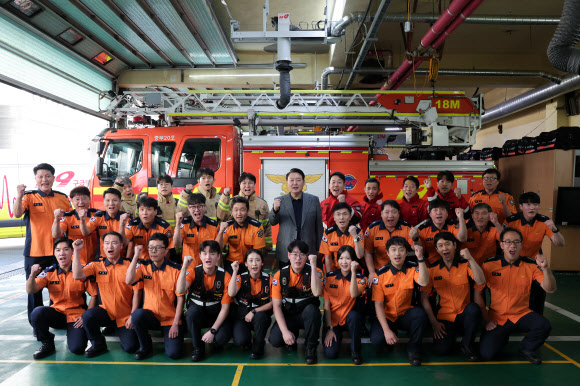 소방관들과 기념촬영하는 윤석열 대통령