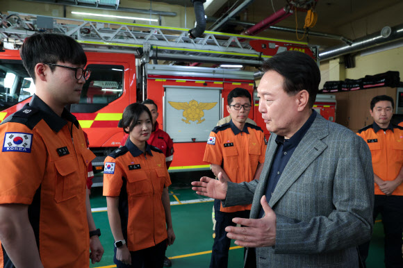 윤석열 대통령이 30일 서울 중부소방서를 방문해 근무자들을 격려하고 있다.  2023.09.30 대통령실 제공