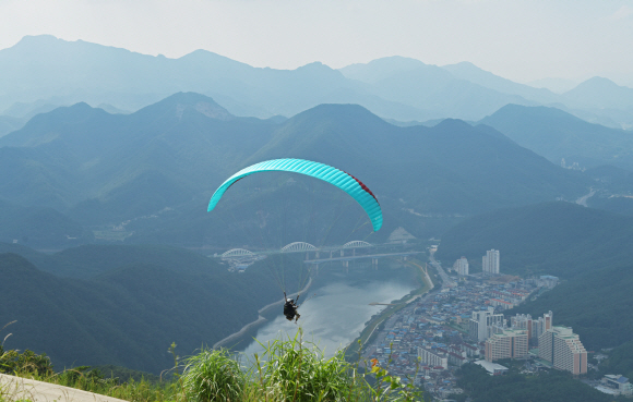 패러글라이딩(사진은 기사와 직접적인 관련 없음). 서울신문DB