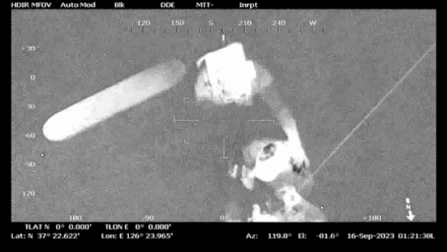 지난 16일 오전 인천시 중구 무의도 해상에서 해경이 헬기 호이스트를 이용해 갯벌에 고립된 40대 남성을 구조하고 있다. 중부지방해양경찰청 제공.