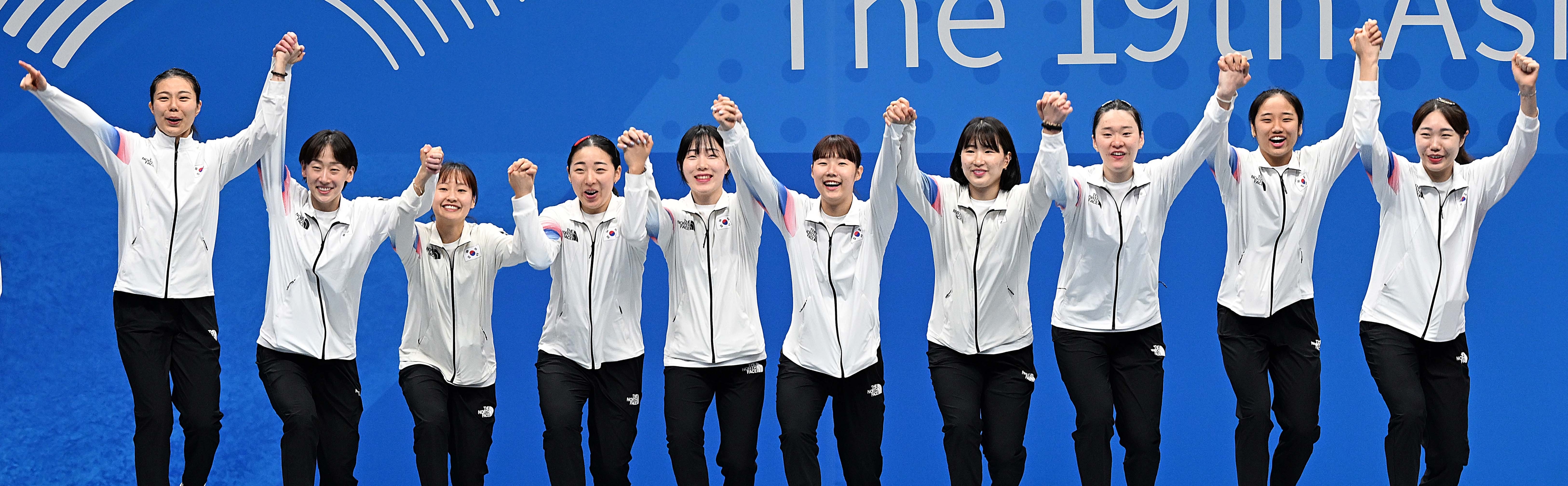 1일 중국 항저우 빈장체육관에서 열린 항저우 아시안게임 배드민턴 여자 단체 시상식에서 금메달을 차지한 대한민국 선수들이 시상대에 올라오며 만세를 하고 있다. 2023.10.1 항저우 오장환 기자