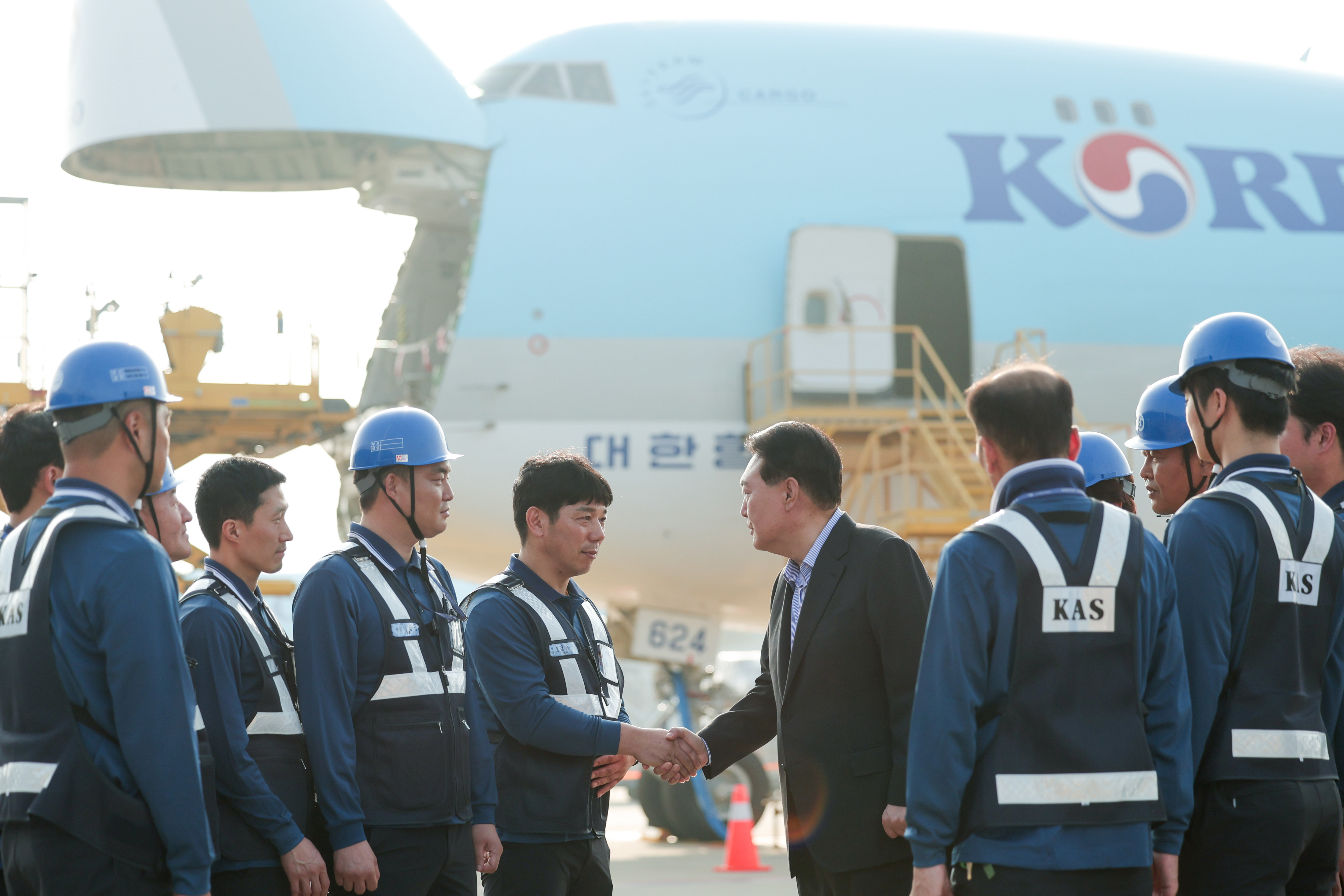 윤 대통령, 인천공항 화물터미널 찾아 “수출 역군들 만나 뜻깊어”