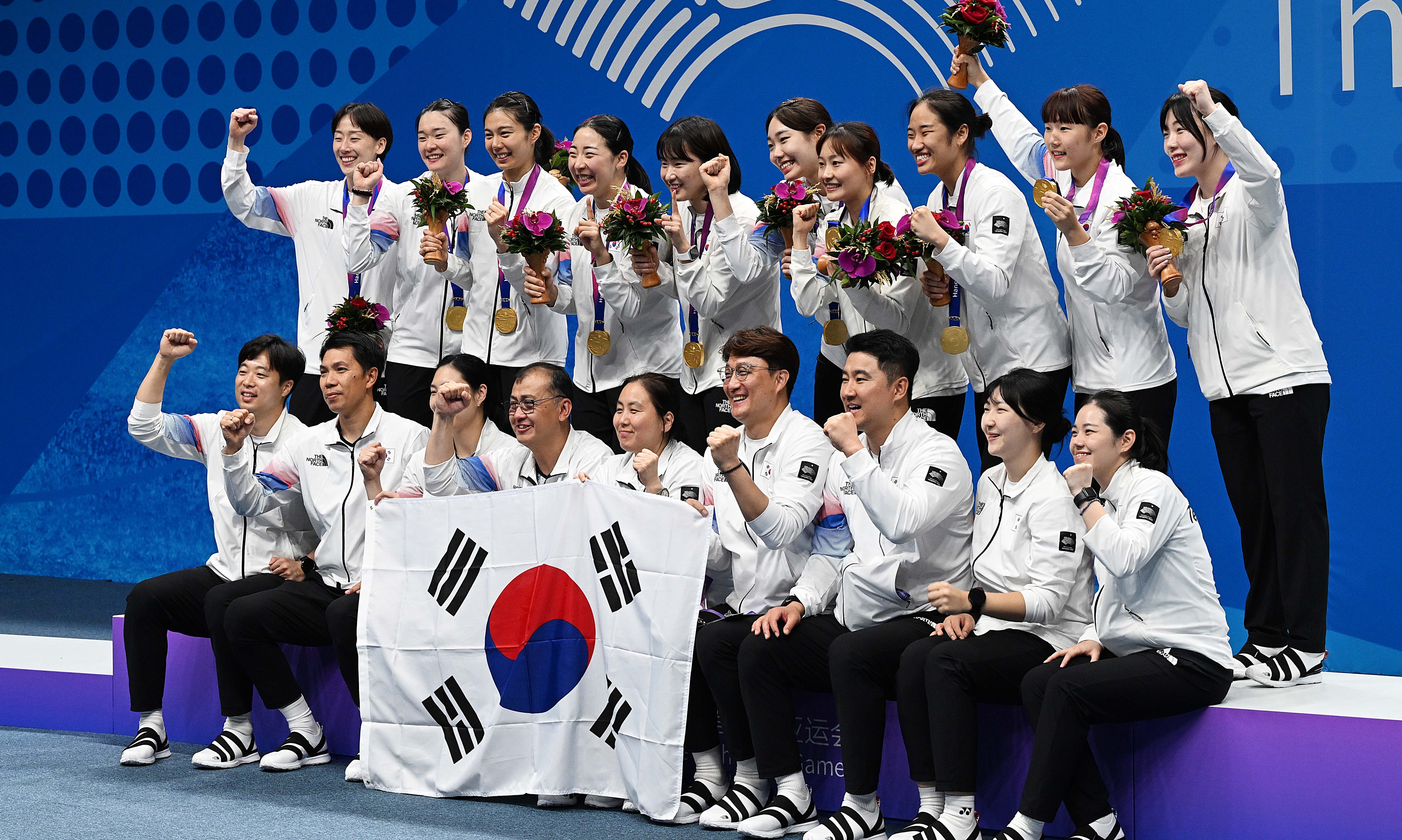 금메달 시상식 후 기념촬영을 하는 한국 배드민턴 대표팀. 항저우 오장환 기자