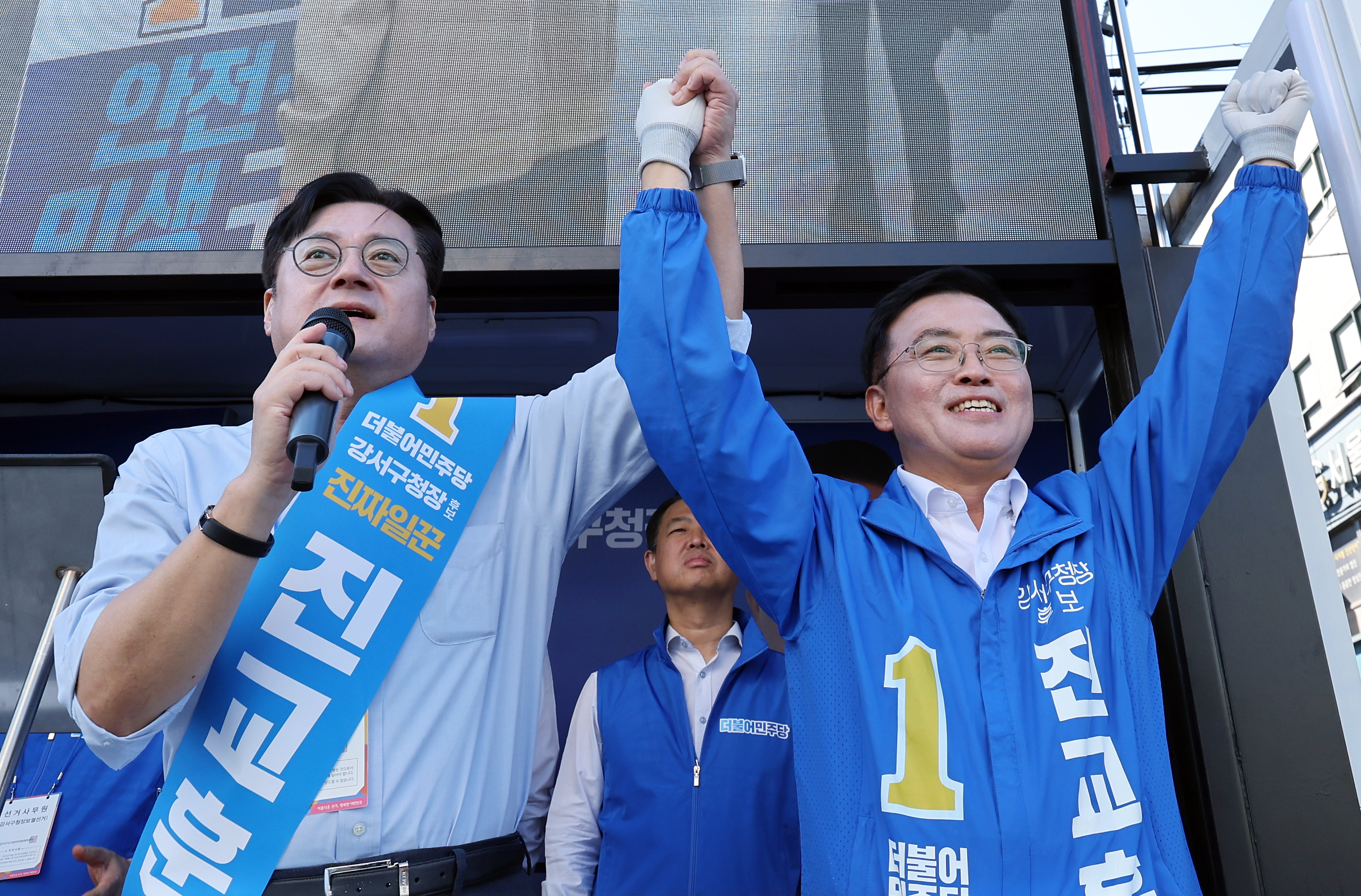 진교훈 더불어민주당 강서구청장 보궐선거 후보가 1일 오전 서울 강서구 화곡동 까치산역 앞에서 홍익표 원내대표와 함께 유세차량에 올라 유권자들의 지지를 호소하고 있다. 2023.10.1 뉴스1