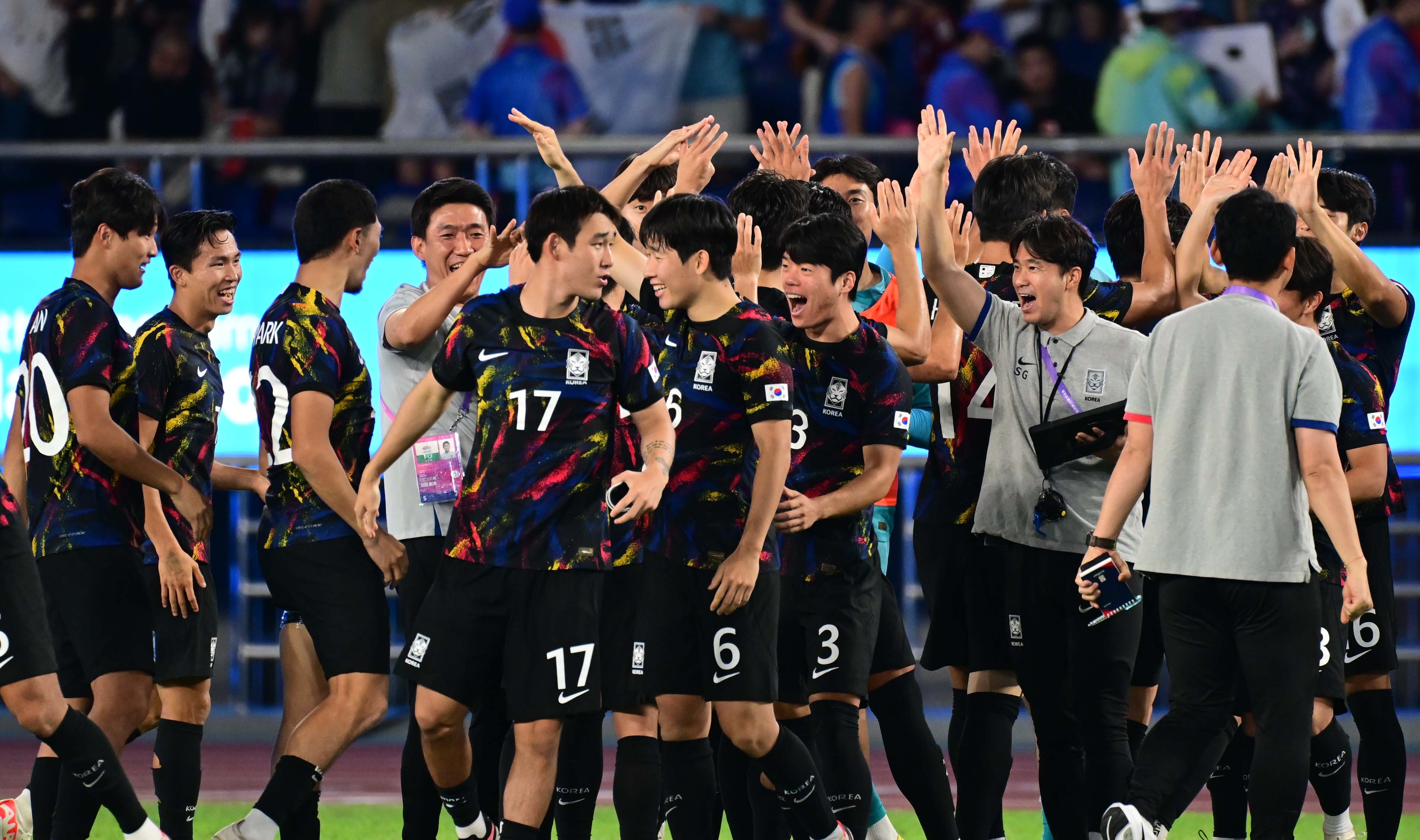 1일 오후 중국 항저우 황룽 스포츠센터 스타디움에서 열린 ‘2022 항저우 아시안게임’ 축구 8강전 중국과의 경기. 2:0으로 승리한 대한민국 대표팀이 환호하고 있다.  2023.10.1 항저우 오장환 기자