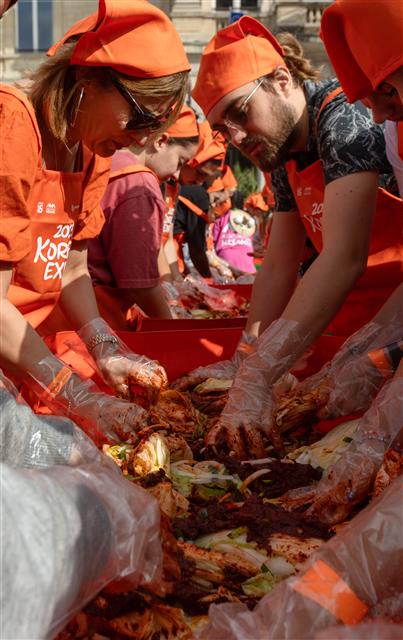 30일 오후(현지시간) 프랑스 파리 15구청 앞마당에서 열린 ‘2023 코리안 엑스포’에서 참가자들이 김장 김치를 담그고 있다. 문화체육관광부가 공식 후원하고 파리15구와 비영리단체 아마(AMA)협회가 주최한 ‘2023 코리안 엑스포’의 하이라이트인 김치 담그기 이벤트는 500여 명이 신청해 300여 명이 참가, 주최 측에서 준비한 절임 배추 350포기로 김장 김치를 담갔다. 2023.10.1. 뉴스1