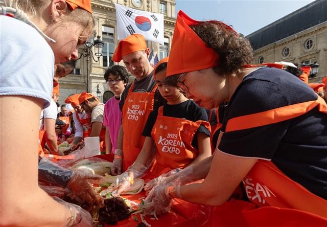 30일 오후(현지시간) 프랑스 파리 15구청 앞마당에서 열린 ‘2023 코리안 엑스포’에서 참가자들이 김장 김치를 담그고 있다. 문화체육관광부가 공식 후원하고 파리15구와 비영리단체 아마(AMA)협회가 주최한 ‘2023 코리안 엑스포’의 하이라이트인 김치 담그기 이벤트는 500여 명이 신청해 300여 명이 참가, 주최 측에서 준비한 절임 배추 350포기로 김장 김치를 담갔다. 2023.10.1. 뉴스1